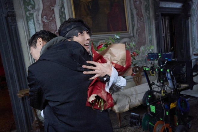 Issei Takahashi and the full cast of "Thus Spoke Kishibe Rohan: At a Confessional" hold red-themed bouquets as they wrap up filming, commemorating five years of live-action adaptations.